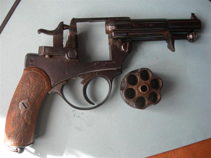 Revolver modèle 1874 daté 1877 et son étui jambon ! DSCN1195