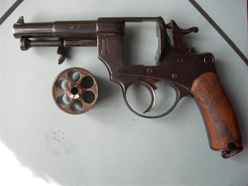 Revolver modèle 1874 daté 1877 et son étui jambon ! DSCN1196