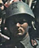 Officier coiffé du M933.