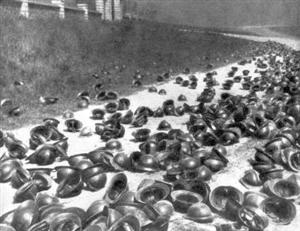 Casques abandonnés à Dunkerque